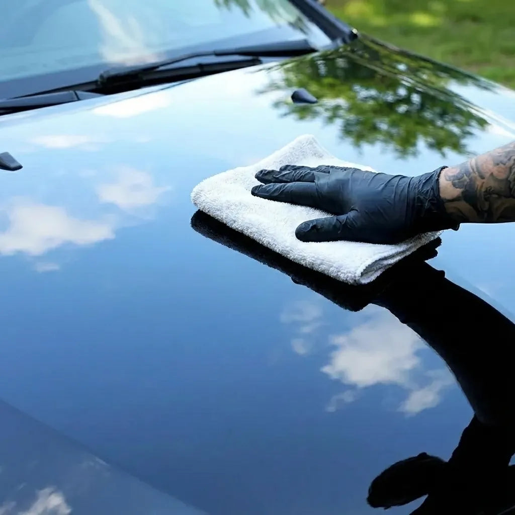 Usa otra toalla seca para pulir y revelar el brillo cerámico.